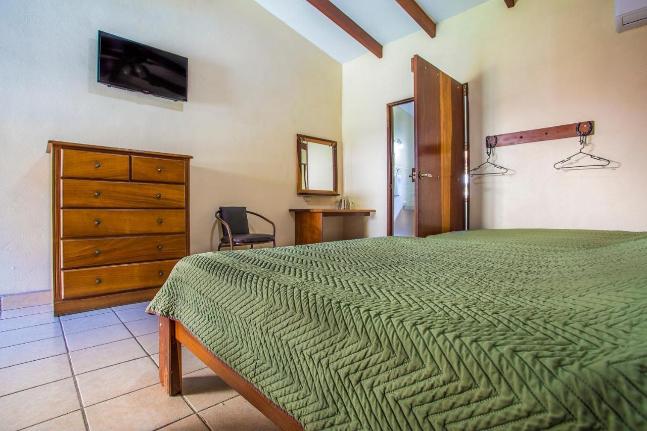 Hotel La Hacienda Quesada  外观 照片